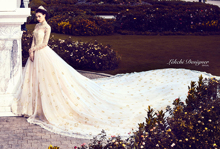 Chiếc váy cưới được làm từ hàng trăm mét ren, voan, satin, cùng 17.000 viên pha lê và hơn 3.000 bông hoa mai thêu tay.